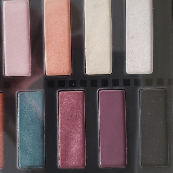 Urban Memory Eyeshadow Palette - Picture 5 of 5